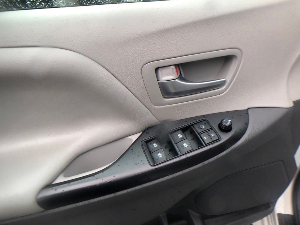 2016 Toyota Sienna LE 8 Passenger