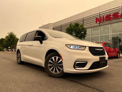 2024 Chrysler Pacifica Hybrid Select