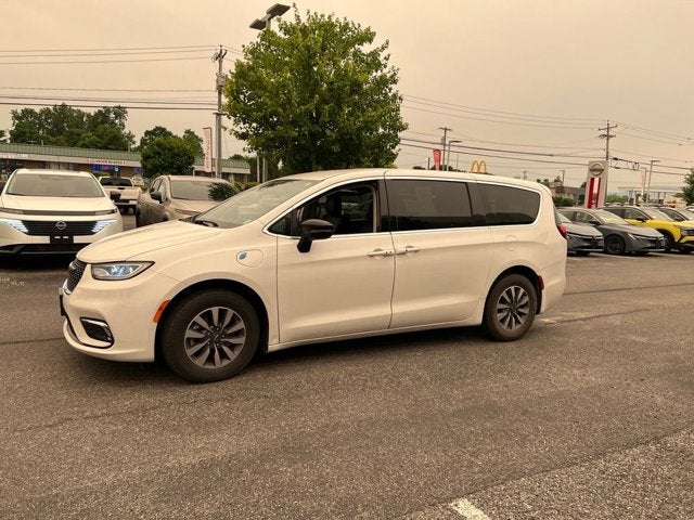 2024 Chrysler Pacifica Hybrid Select