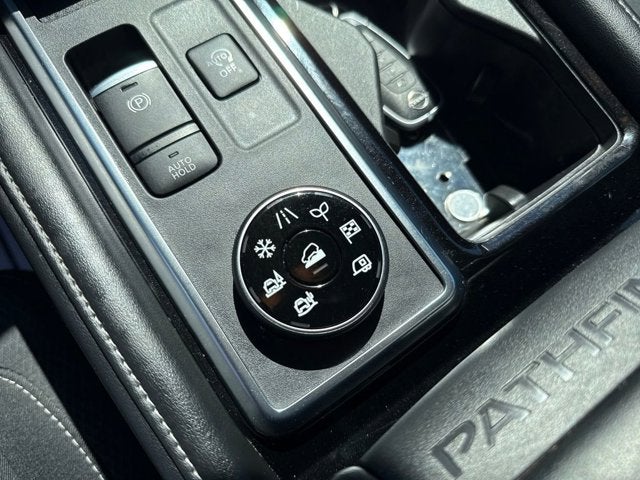 2023 Nissan Pathfinder SV