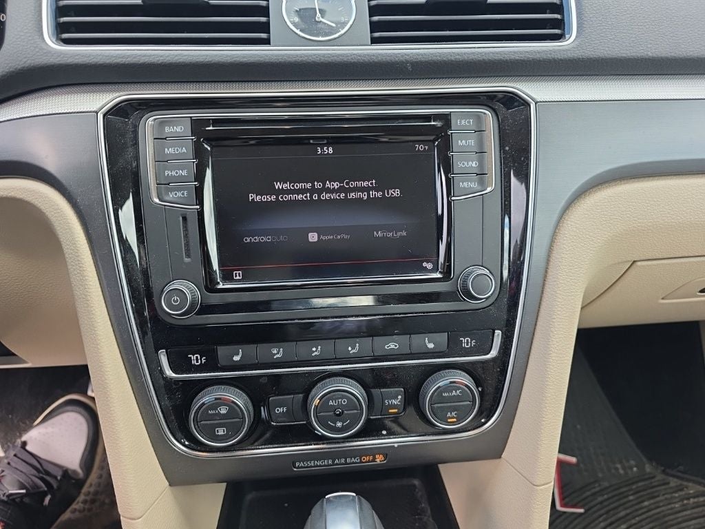 2017 Volkswagen Passat 1.8T R-Line