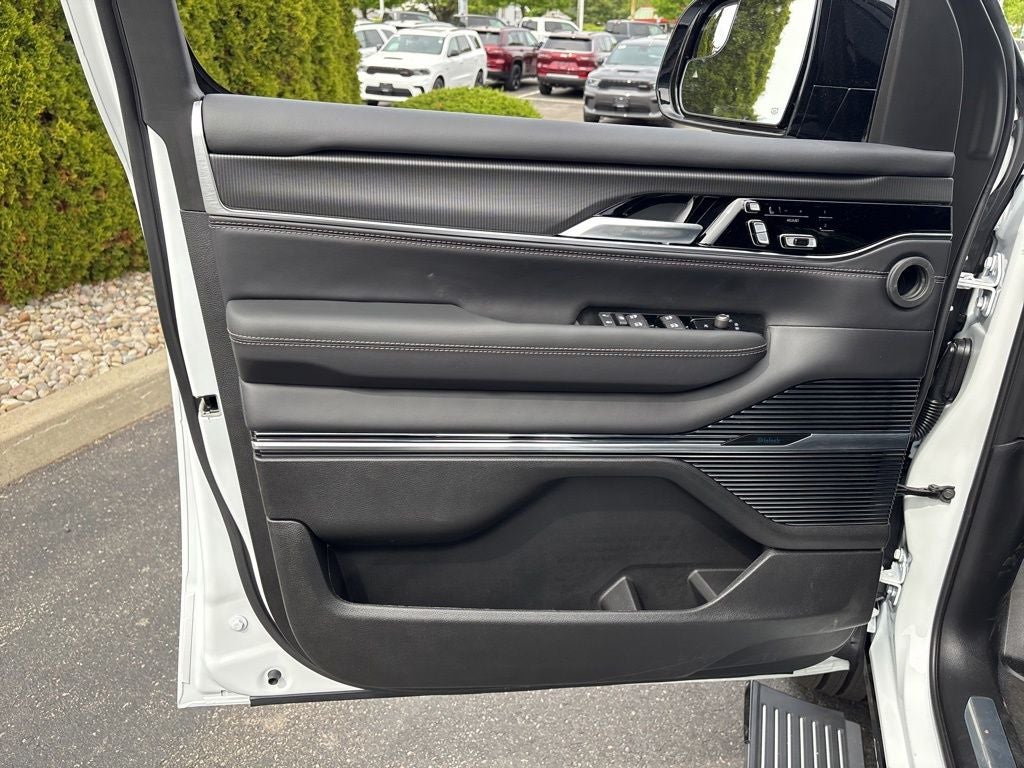 2026 Jeep Grand Wagoneer L Summit Obsidian