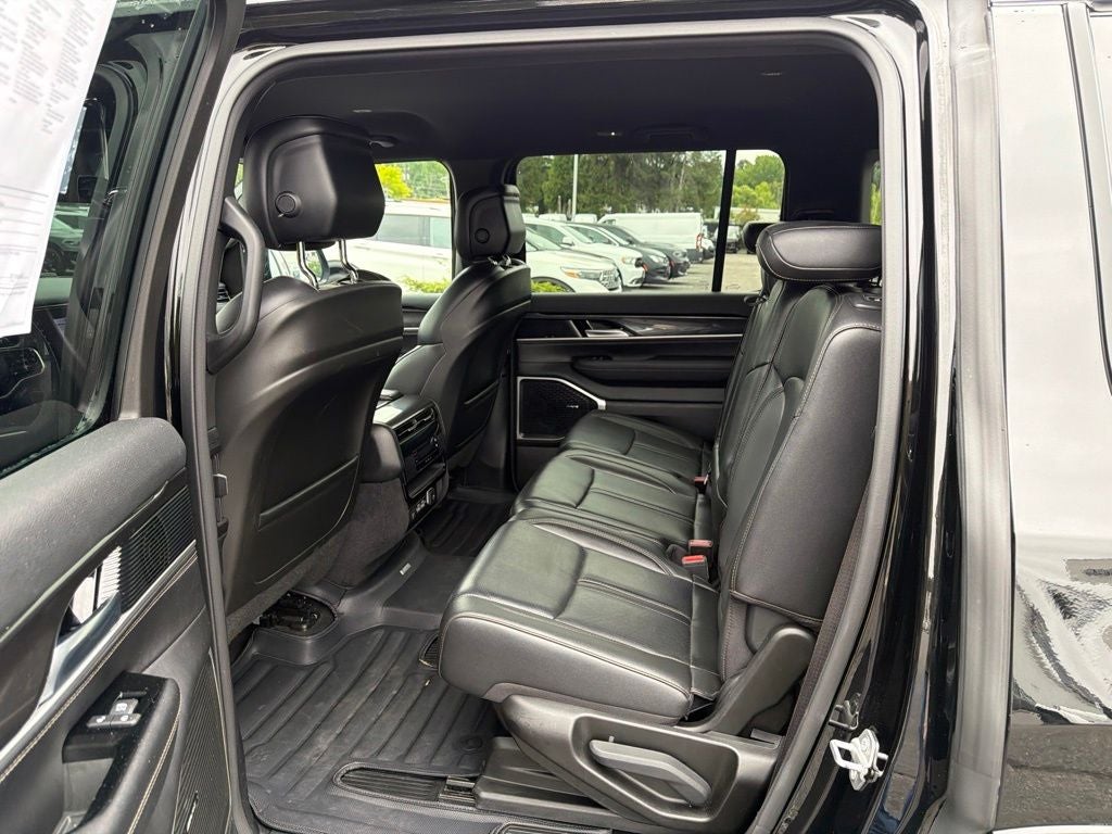 2023 Jeep Wagoneer Base