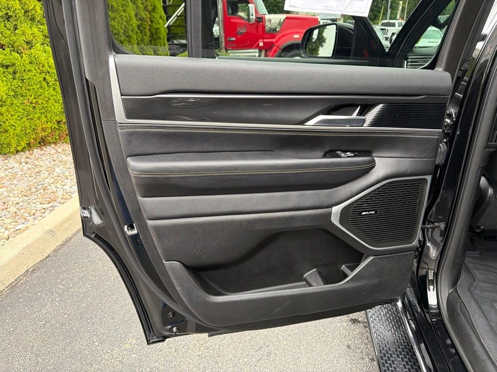2023 Jeep Wagoneer Base