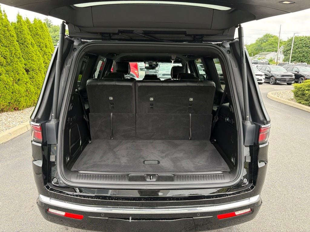 2023 Jeep Wagoneer Base