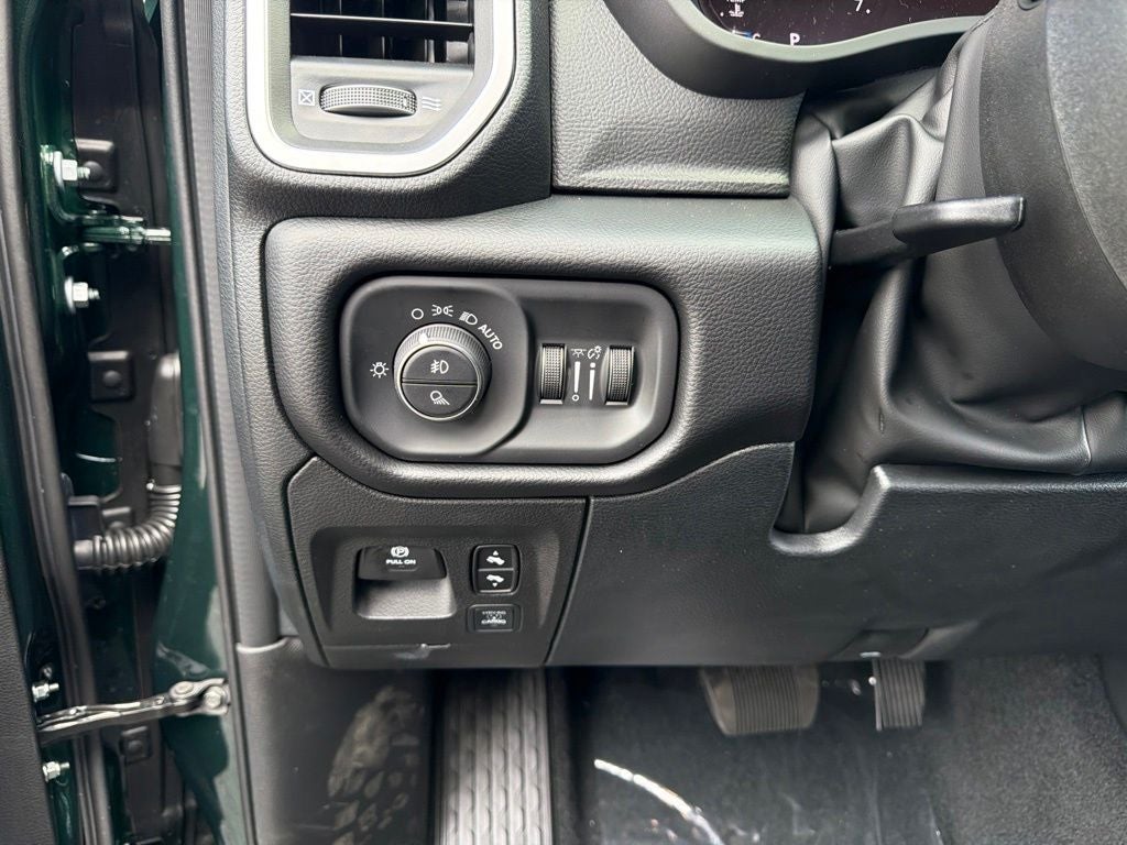 2027 RAM 1500 Big Horn/Lone Star 4D Crew Cab
