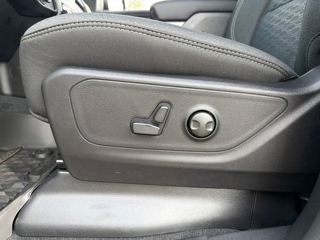 2027 RAM 1500 Big Horn/Lone Star 4D Crew Cab