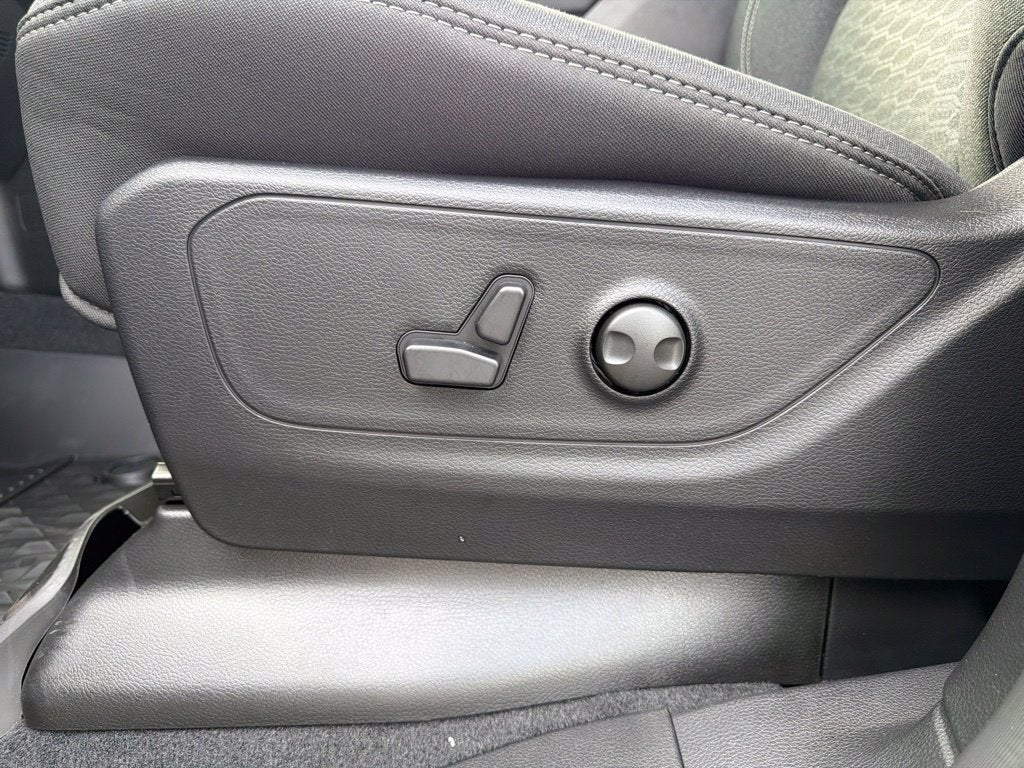 2027 RAM 1500 Big Horn/Lone Star 4D Crew Cab