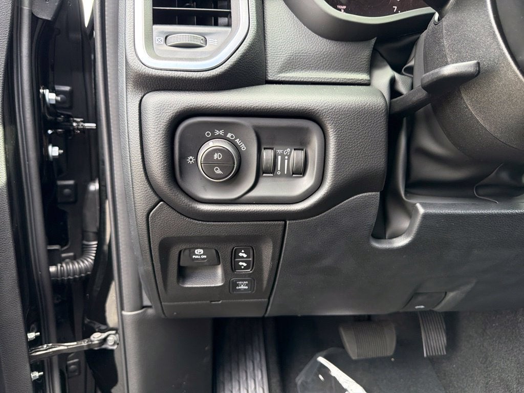 2027 RAM 1500 Big Horn/Lone Star 4D Crew Cab