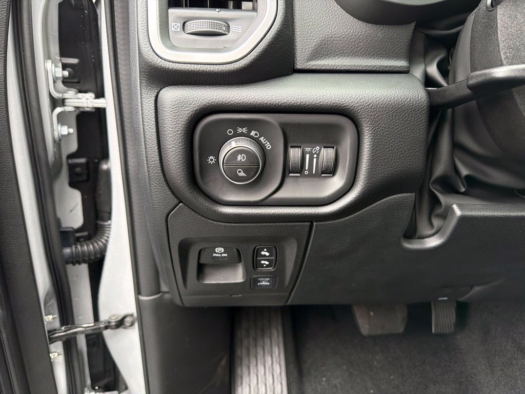 2027 RAM 1500 Big Horn/Lone Star 4D Crew Cab