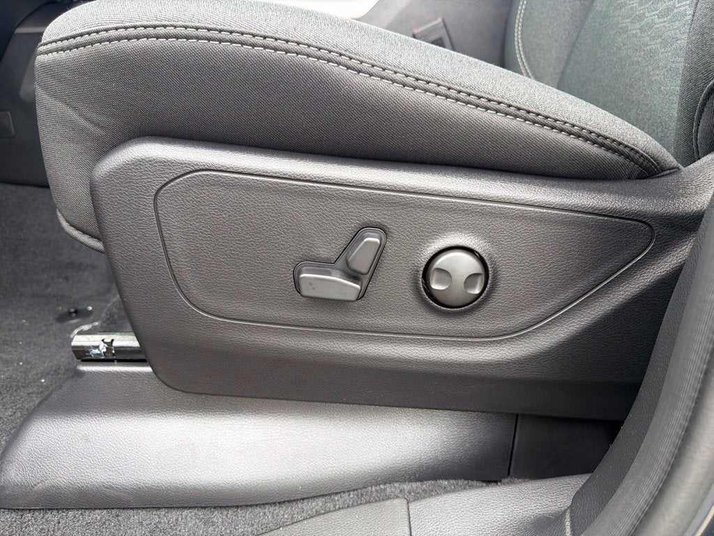 2027 RAM 1500 Big Horn/Lone Star 4D Crew Cab