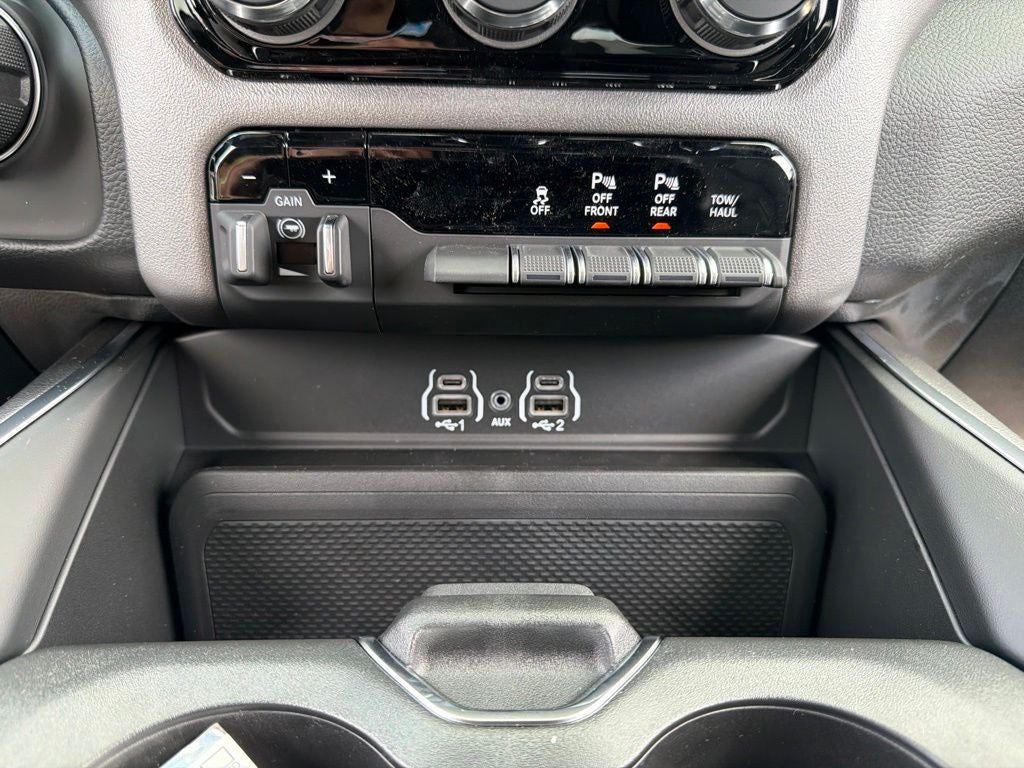 2027 RAM 1500 Big Horn/Lone Star 4D Crew Cab