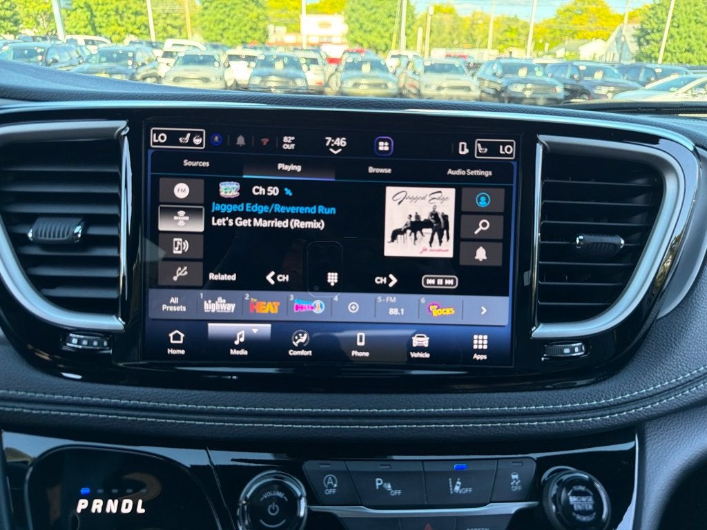 2027 Chrysler Pacifica Select