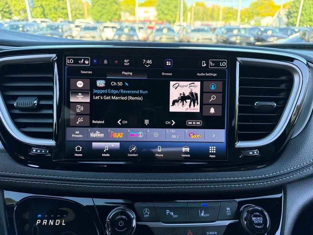2027 Chrysler Pacifica Select