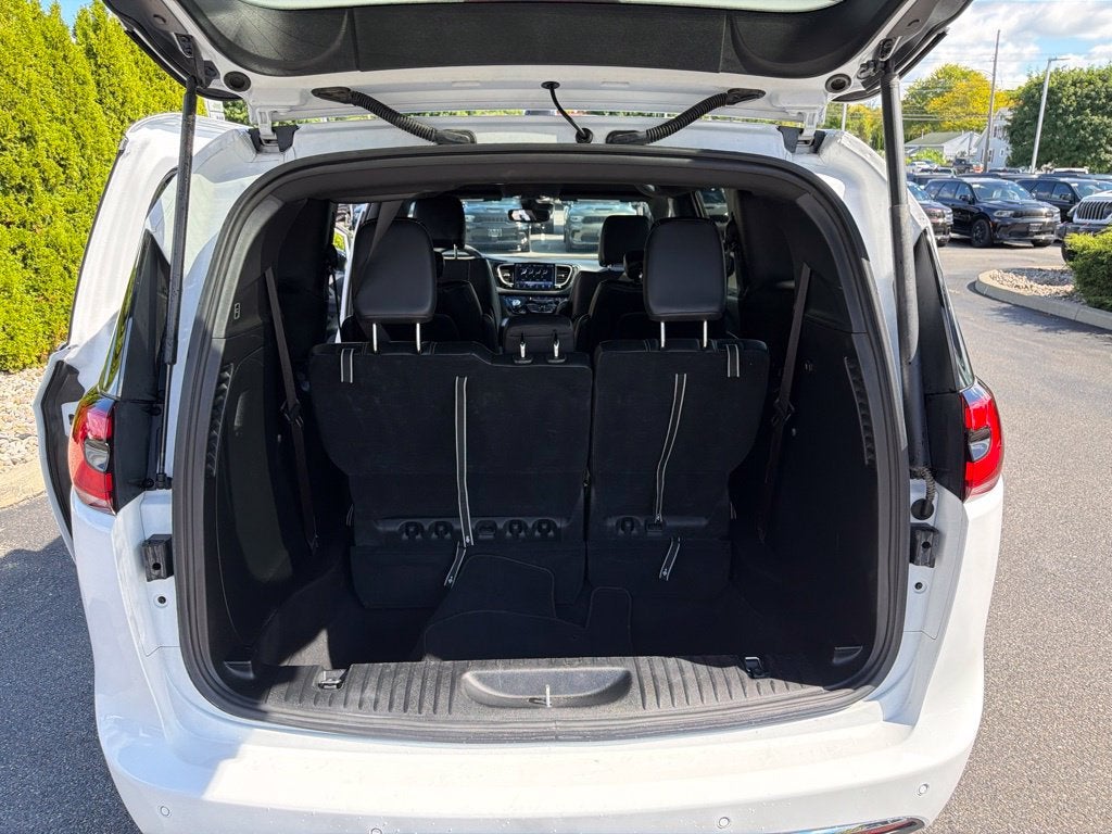 2025 Chrysler Pacifica Select