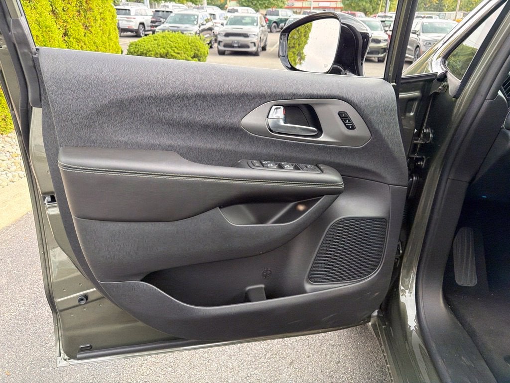 2027 Chrysler Pacifica Select