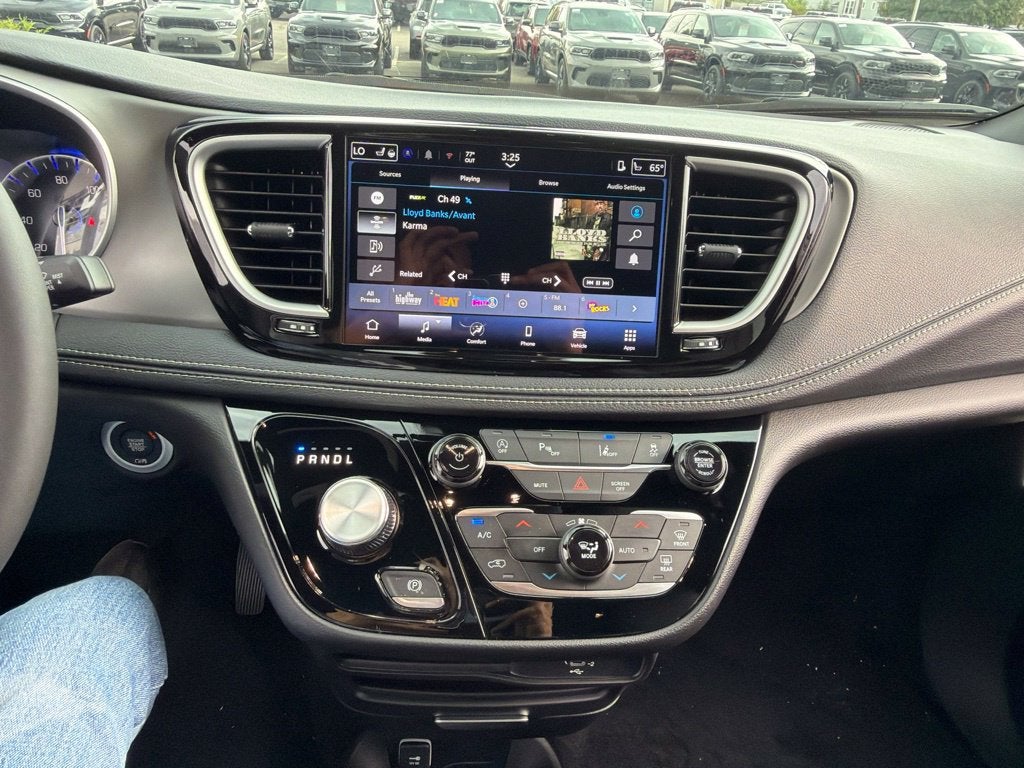 2027 Chrysler Pacifica Select