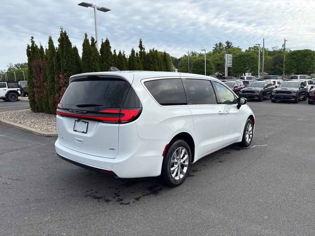 2027 Chrysler Pacifica Select