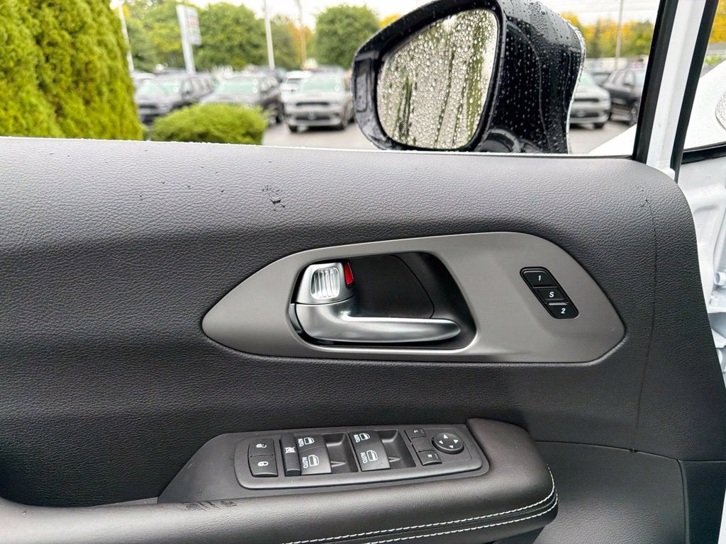 2027 Chrysler Pacifica Select