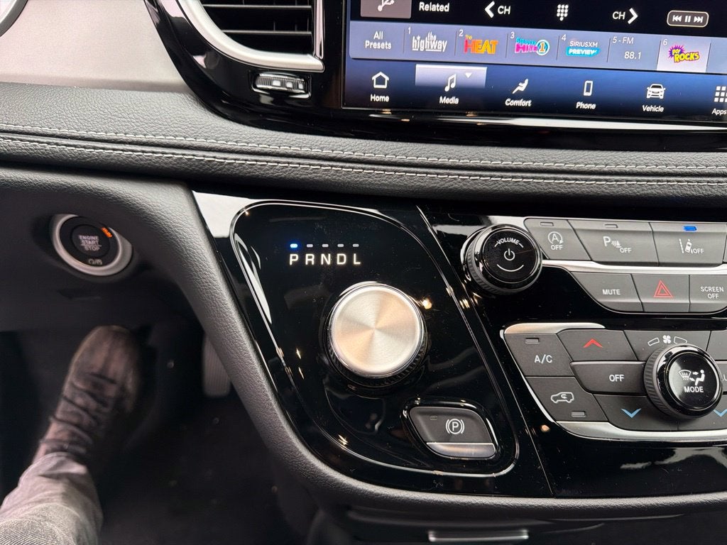 2027 Chrysler Pacifica Select