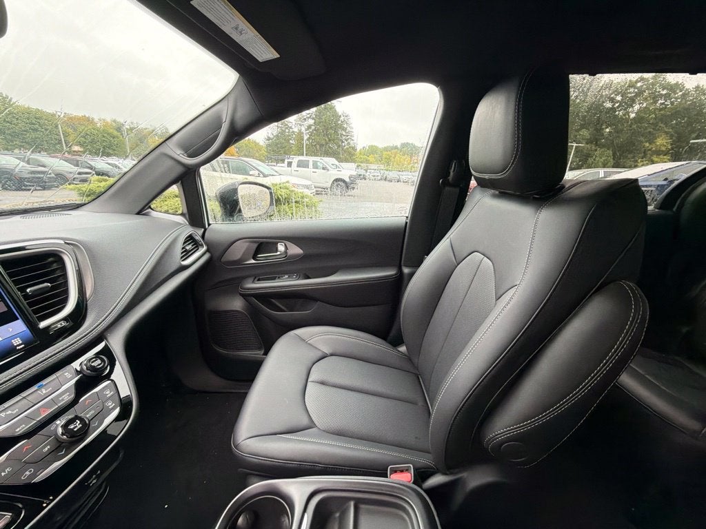 2027 Chrysler Pacifica Select