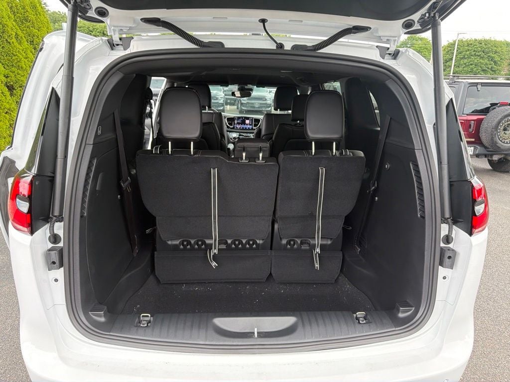 2027 Chrysler Pacifica Select