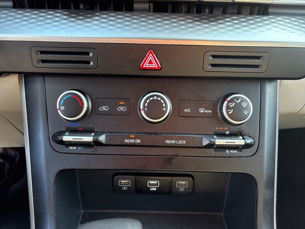 2024 Kia Carnival LX