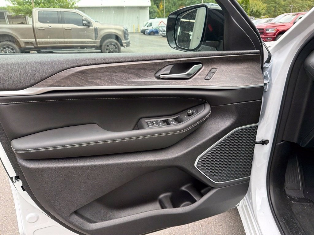2027 Jeep Grand Cherokee Limited Reserve