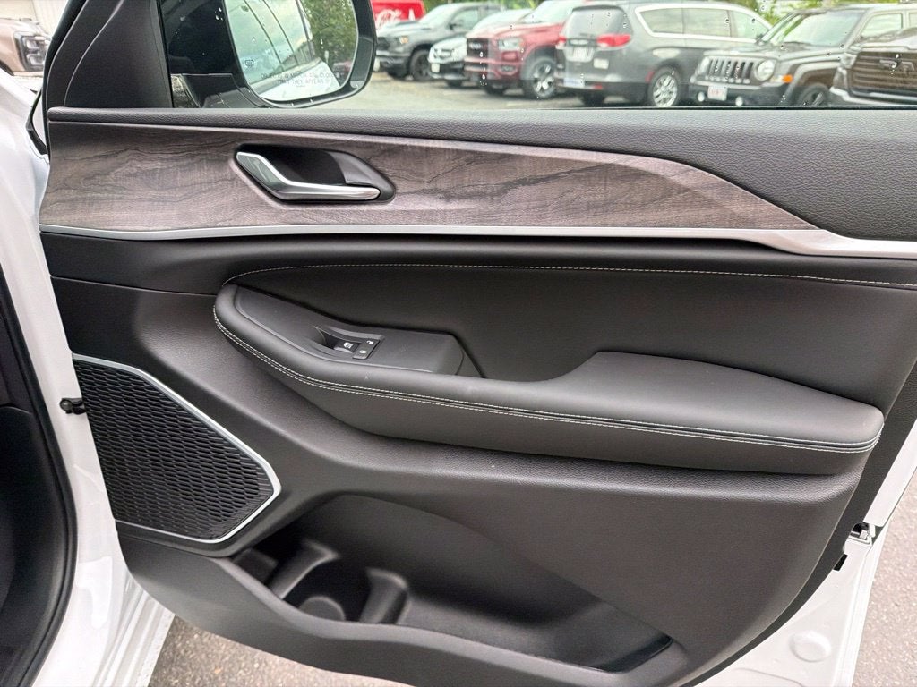 2027 Jeep Grand Cherokee Limited Reserve