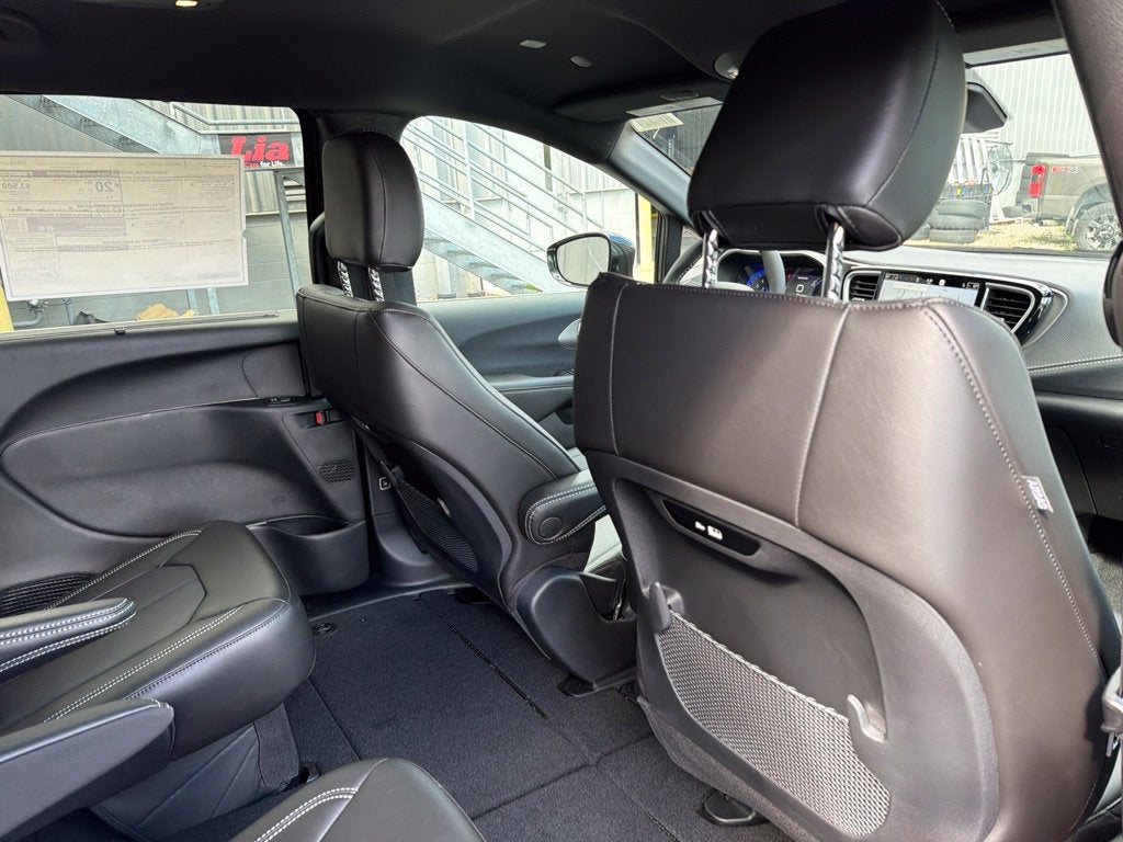 2027 Chrysler Pacifica Select