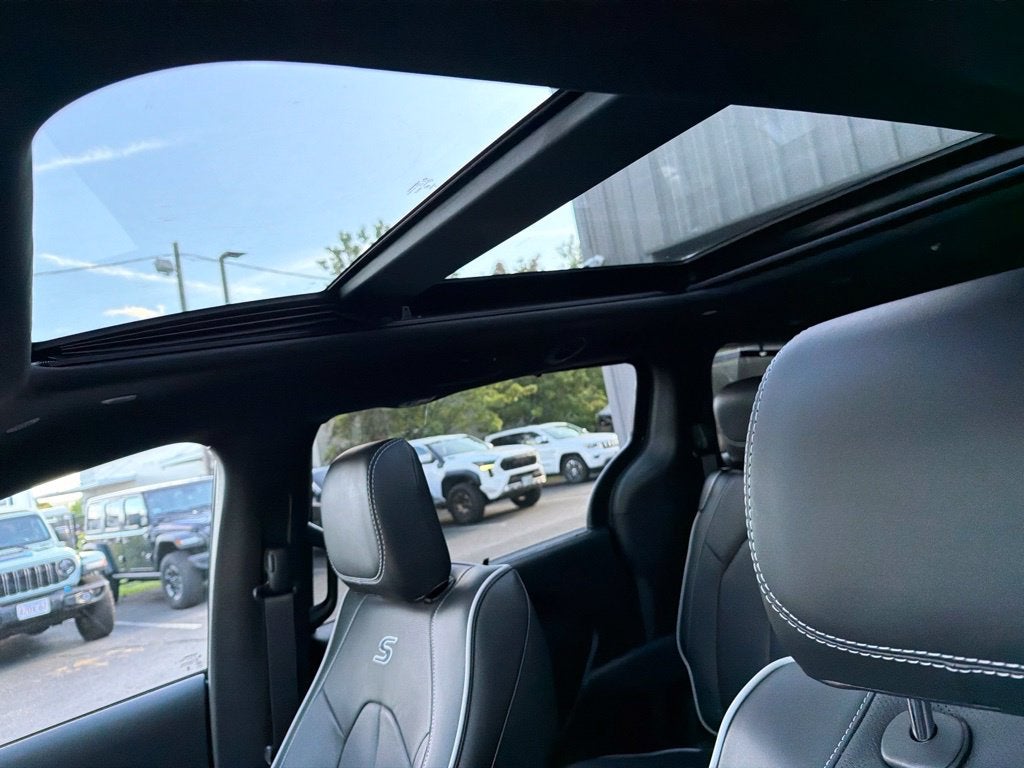 2027 Chrysler Pacifica Limited