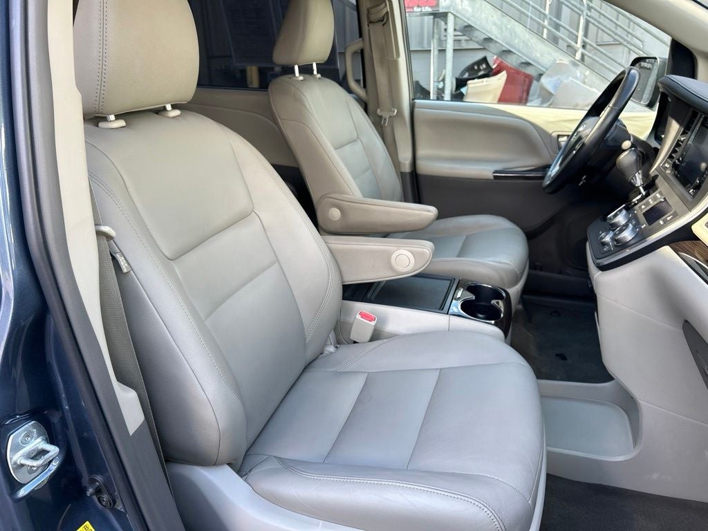 2017 Toyota Sienna XLE Premium 8 Passenger