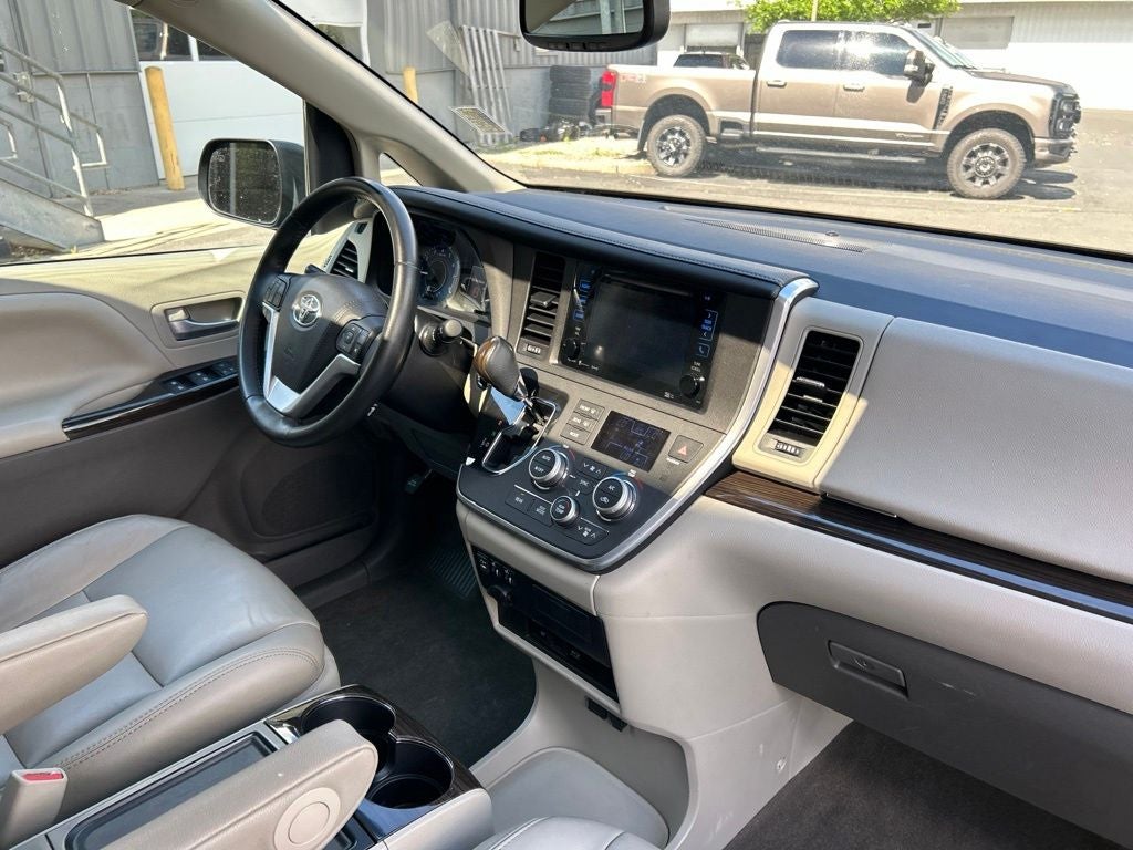 2017 Toyota Sienna XLE Premium 8 Passenger