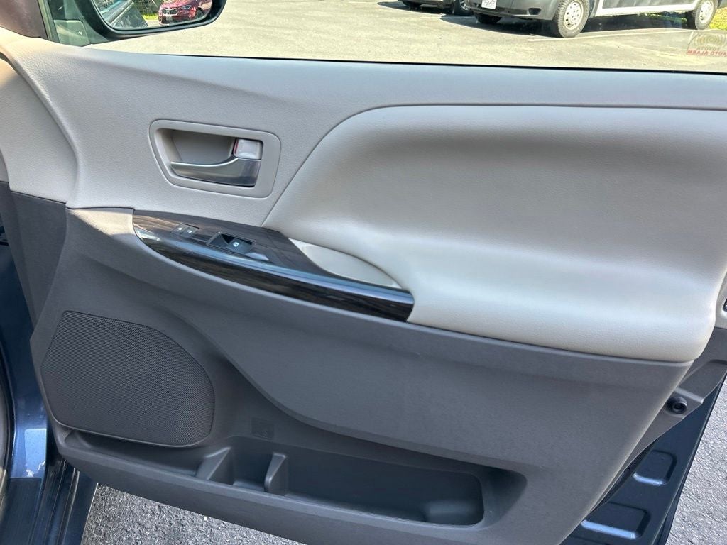 2017 Toyota Sienna XLE Premium 8 Passenger