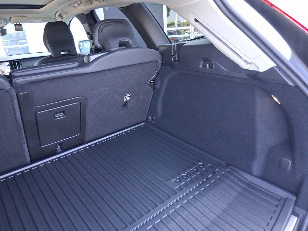 2025 Volvo XC60 Plug-In Hybrid T8 Plus